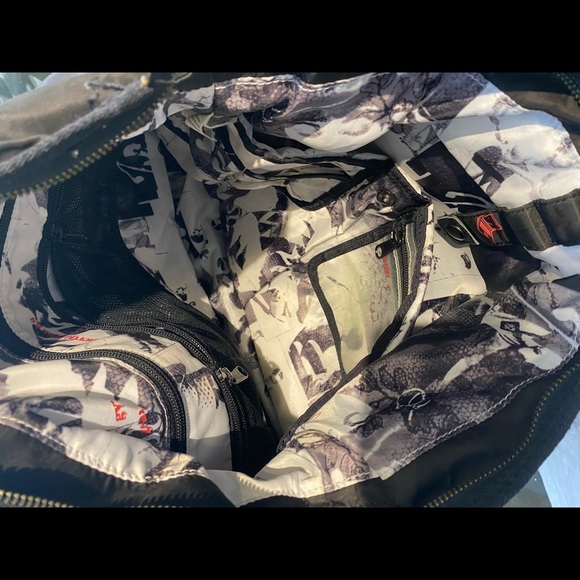 Lululemon designed in Vancouver in 1998 black shoulder bag… - Picture 10 of 12